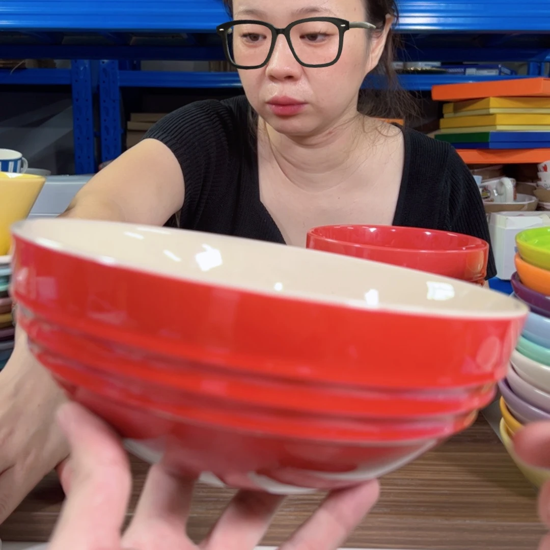 陶瓷红色的大汤碗