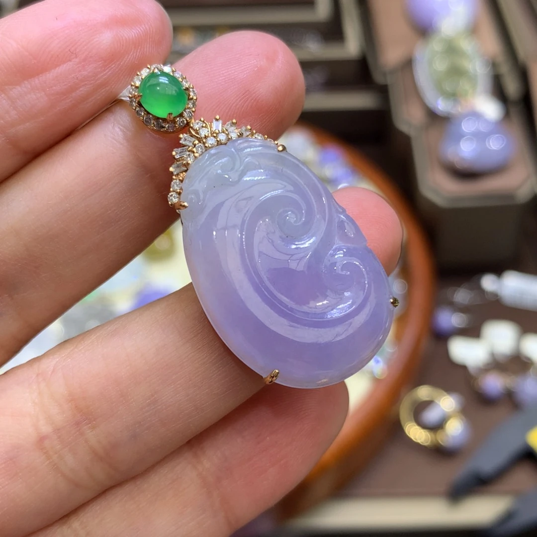 翡翠颈饰18K金镶嵌翡翠吊坠