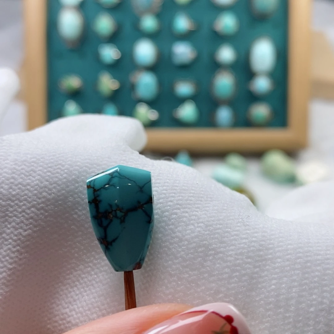 绿松石颈饰未镶嵌