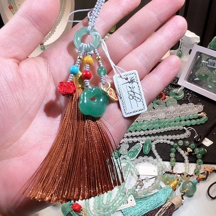 未镶嵌石英质玉车挂