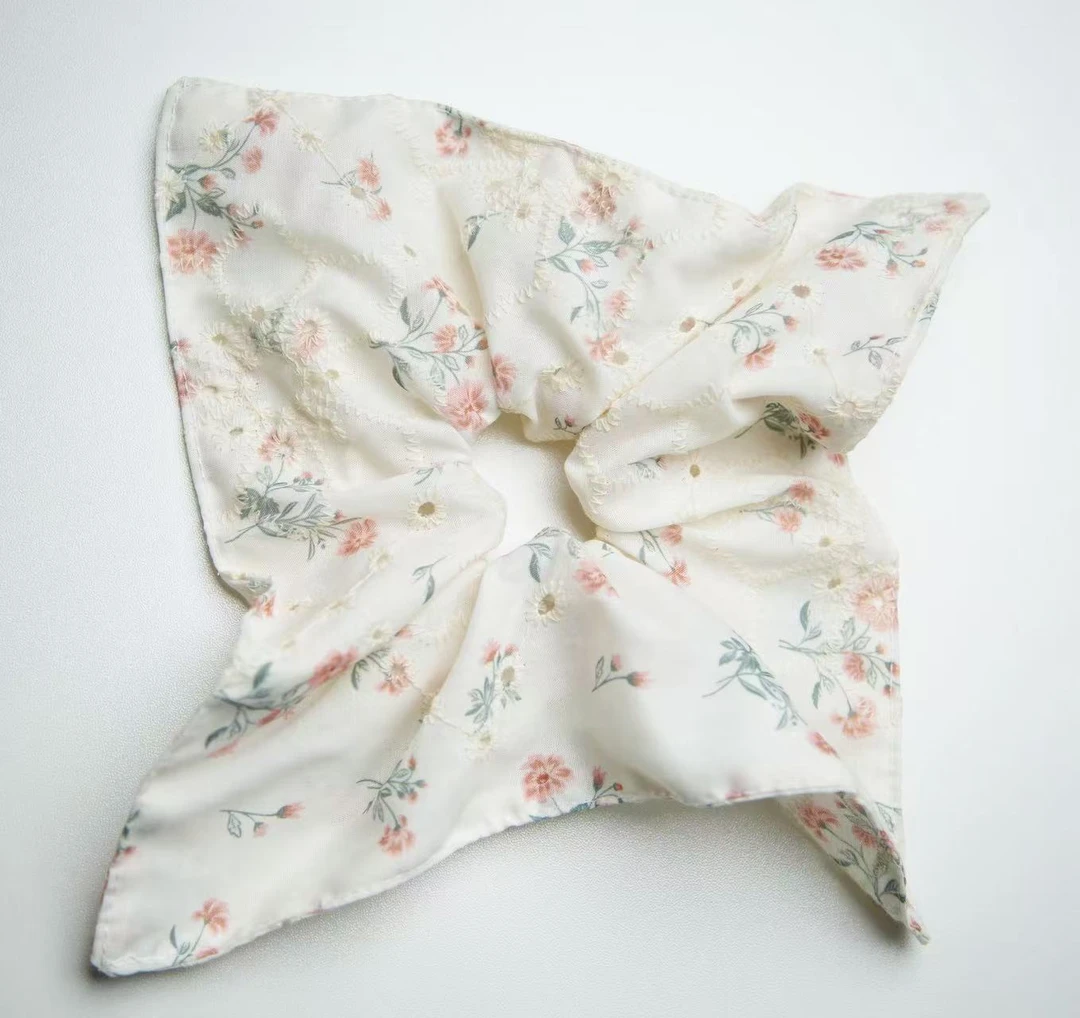 通用发圈方形方巾发圈刺绣薄款可爱淡人风时髦小姨风欧若精灵风