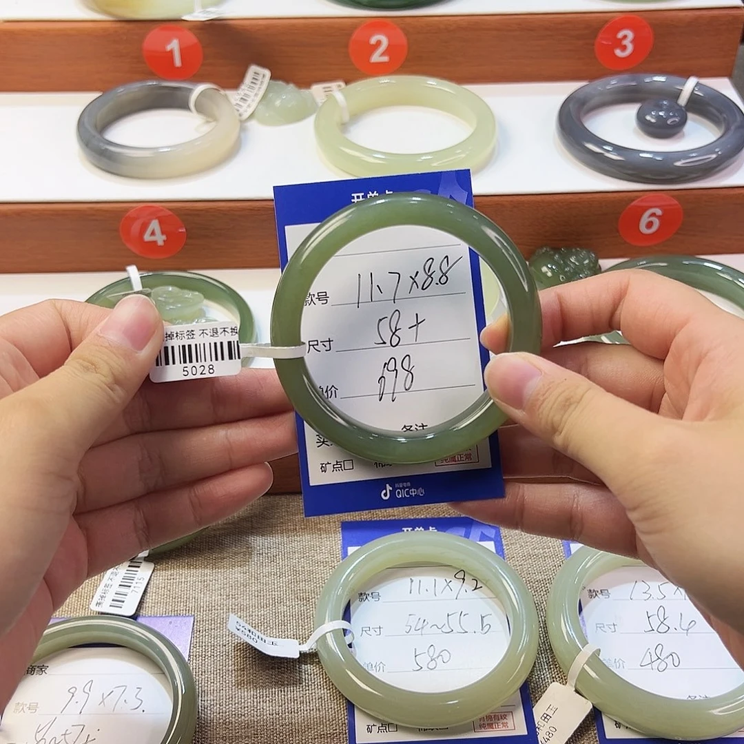 未镶嵌手镯和田玉晚***?