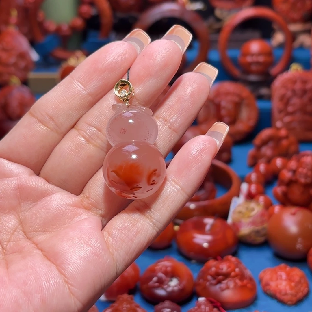 18K金镶嵌雕刻南红玛瑙