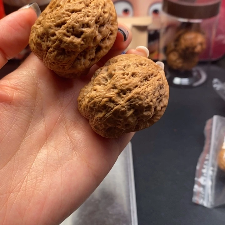 文玩核桃把件铁皮鬼脸