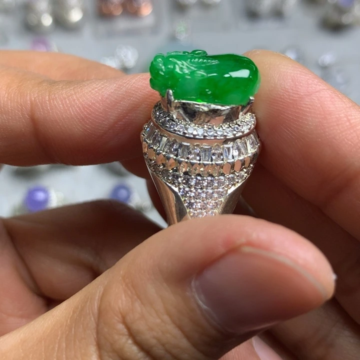 翡翠未镶嵌戒指铜托，卖裸石，需要二次镶嵌