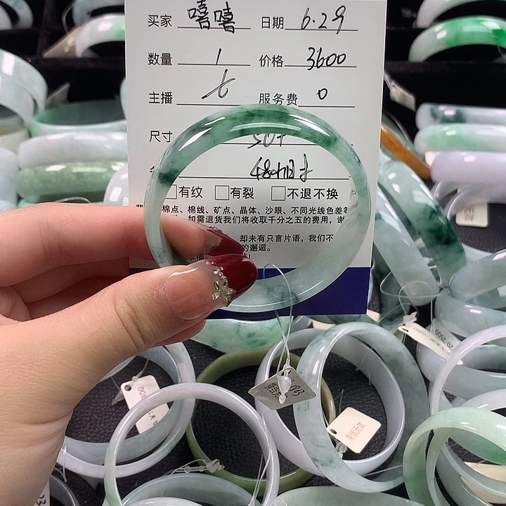 翡翠手镯未镶嵌嘻**哈公主