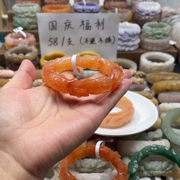 张***y未镶嵌手镯石英质玉