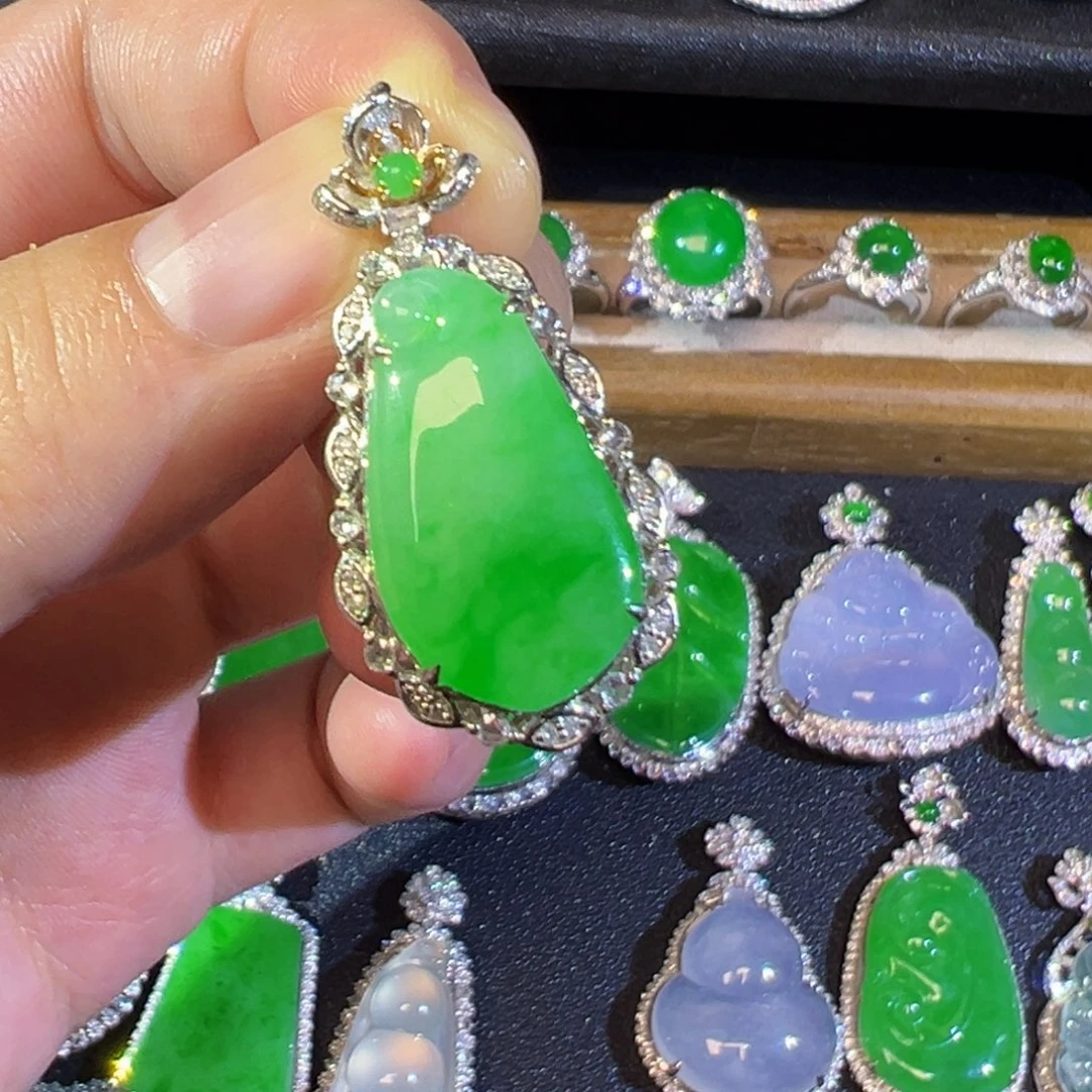 翡翠18K金镶嵌颈饰