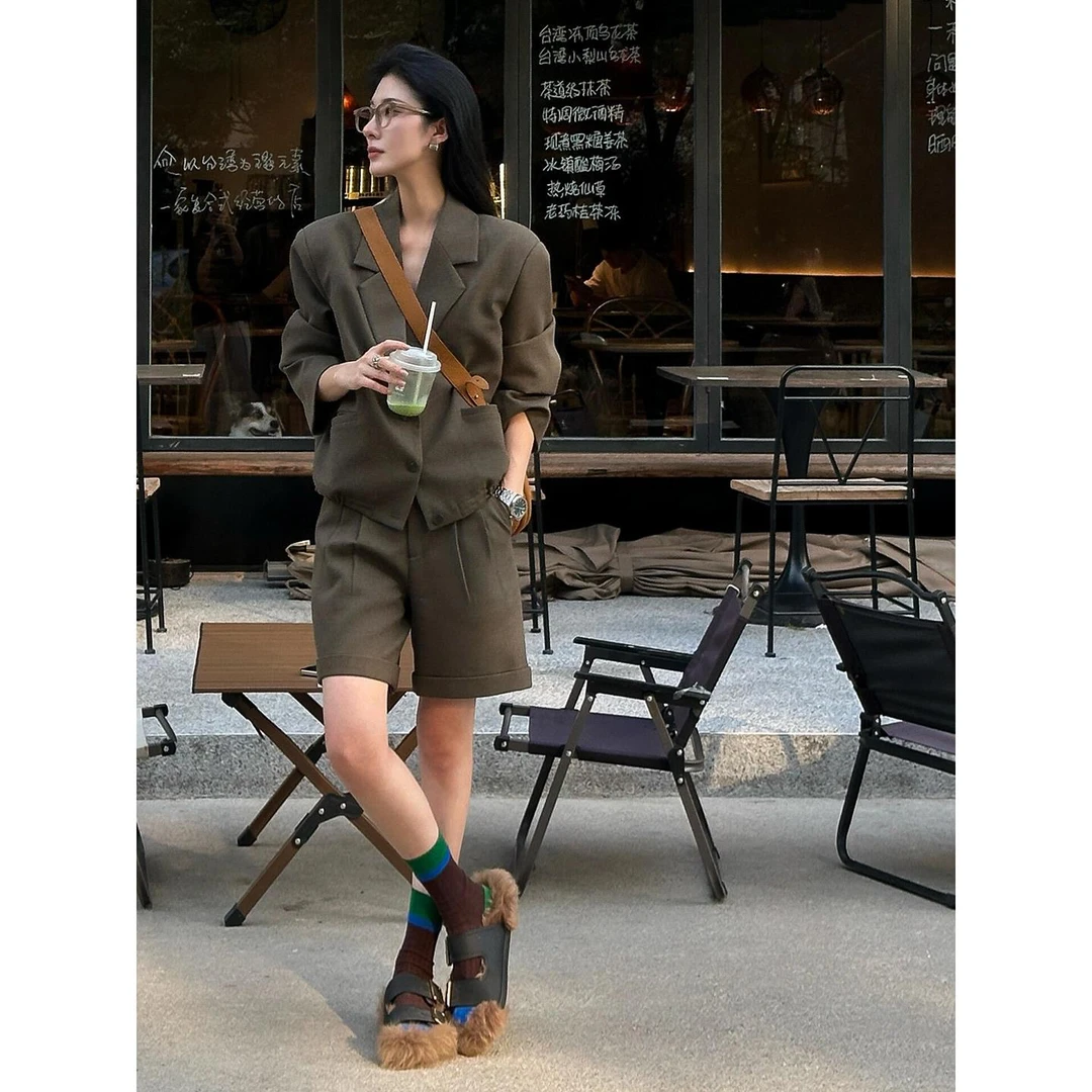 橄榄绿西装套装女秋2025新款老钱风高级感穿搭复古西服短裤两件套