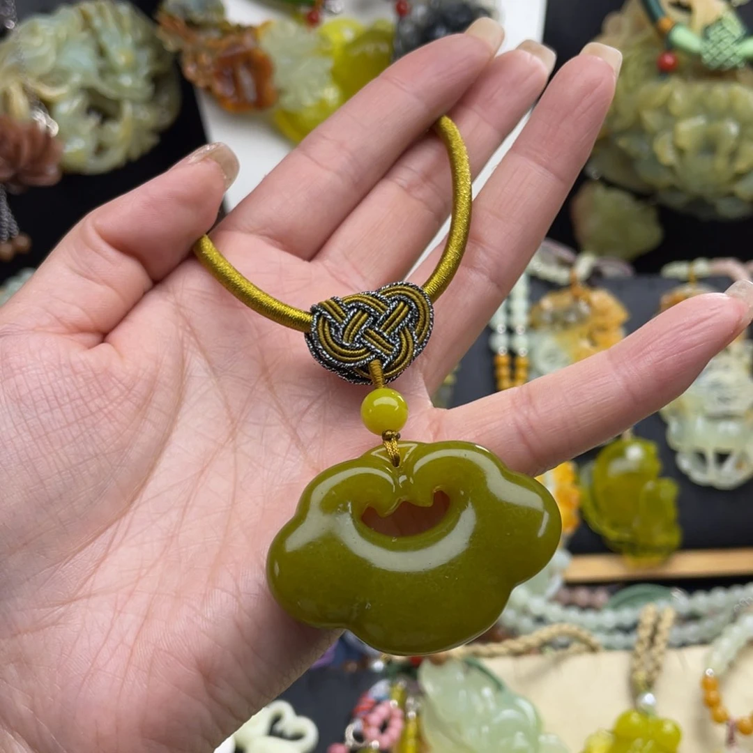 蛇纹石玉未镶嵌颈饰