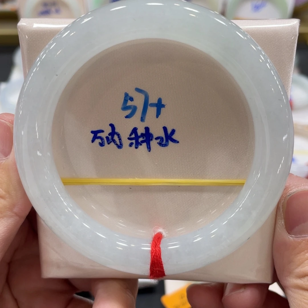翡翠手镯未镶嵌翡翠