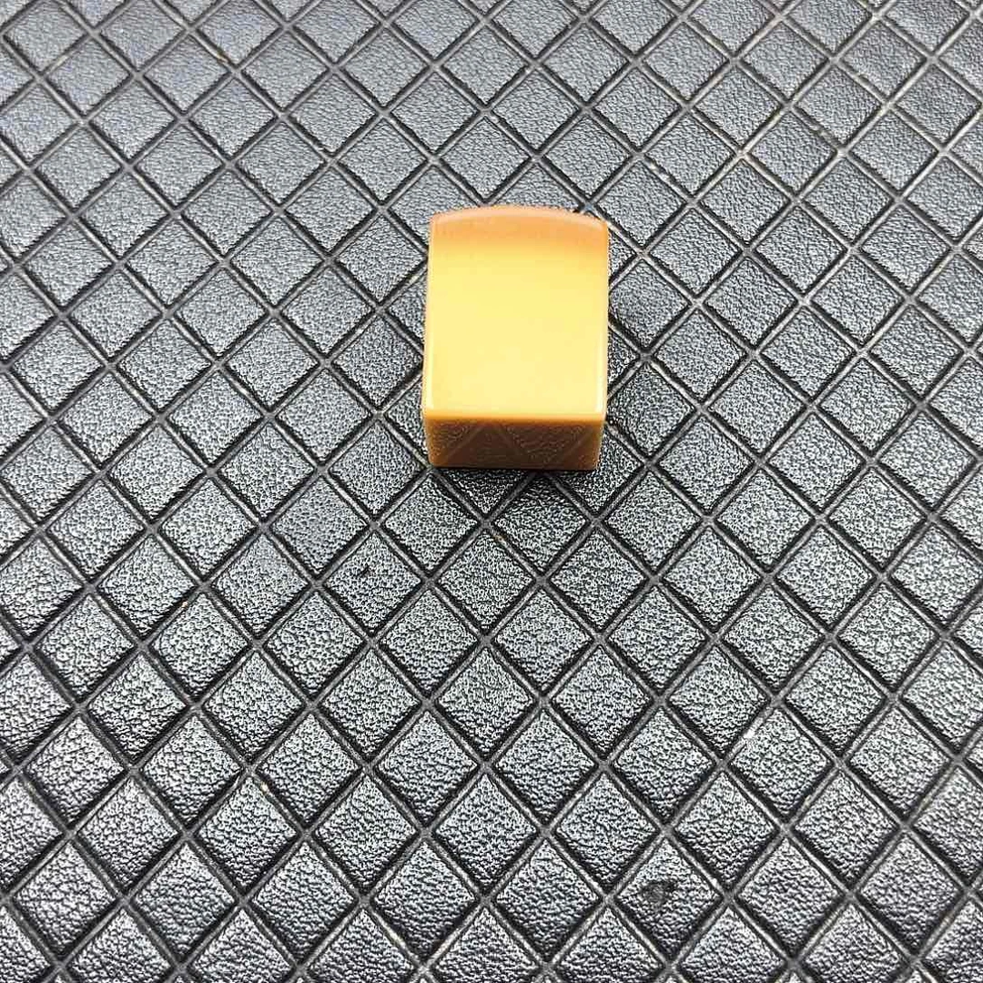 否***来颈饰未镶嵌石英质玉（缅黄）