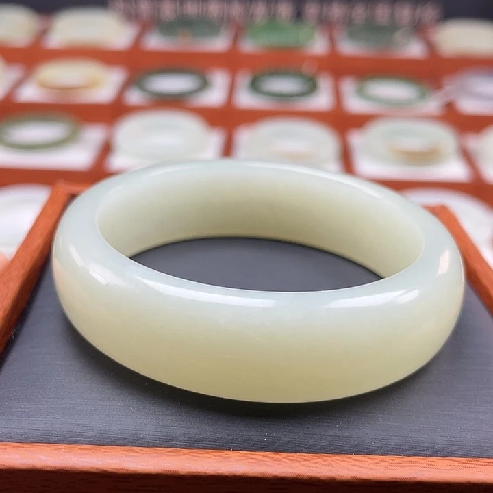 和田玉手镯未镶嵌俄料有结构