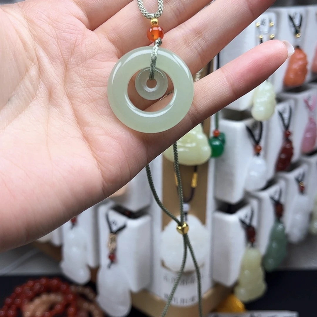 颈饰未镶嵌石英质玉