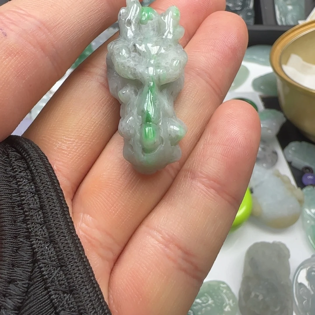 翡翠未镶嵌颈饰龙骨