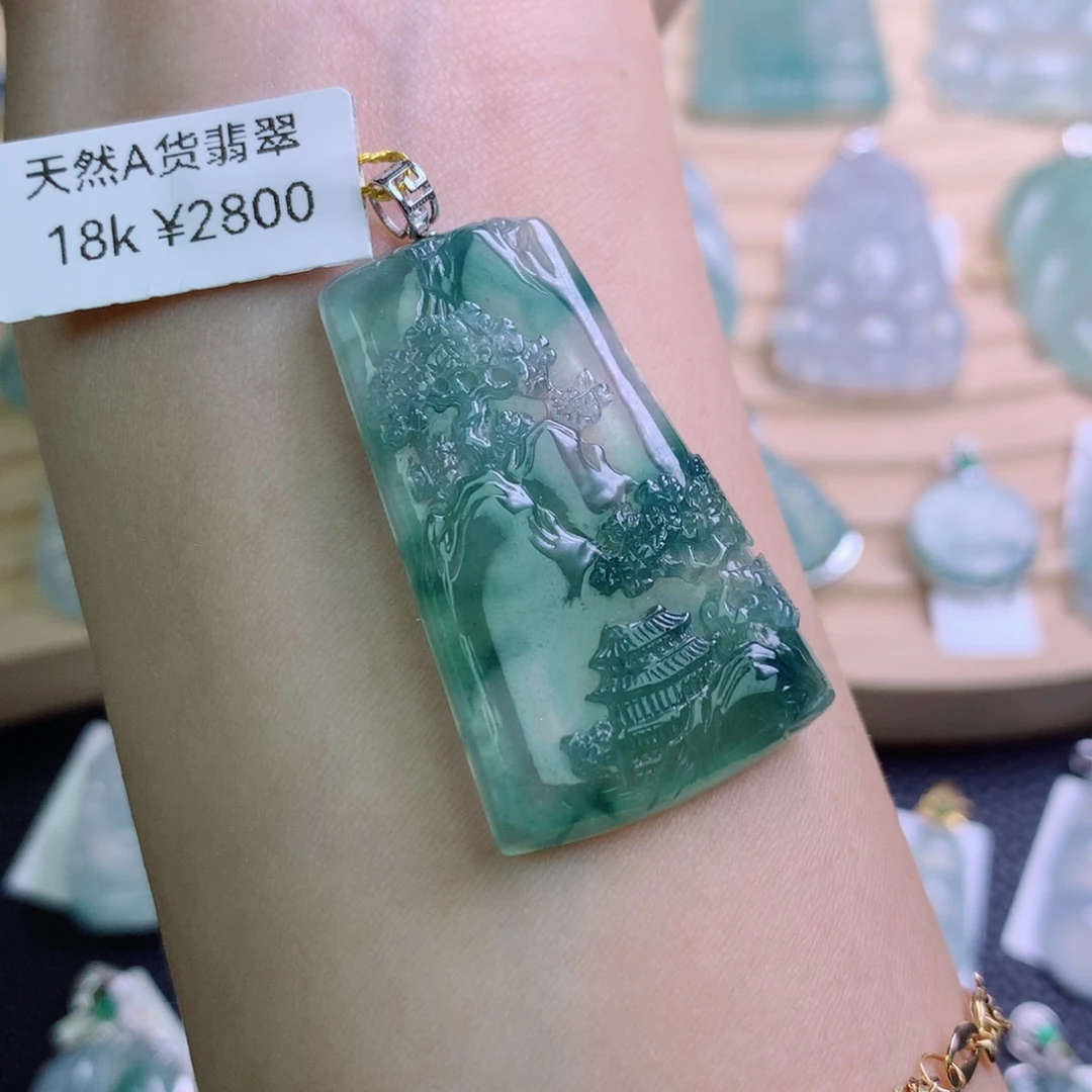 翡翠18K金镶嵌颈饰吊坠