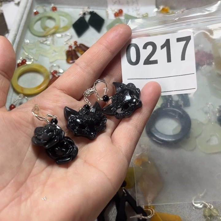 心***属蛇纹石玉合金耳饰