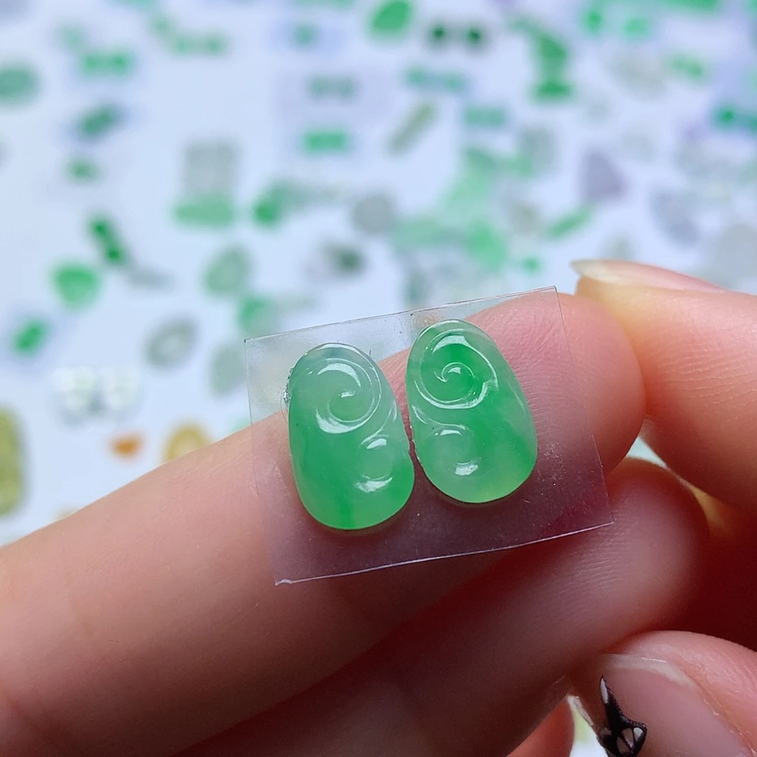 翡翠未镶嵌颈饰如意