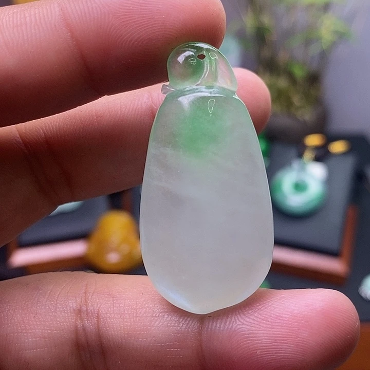 翡翠未镶嵌吊坠(赠链)