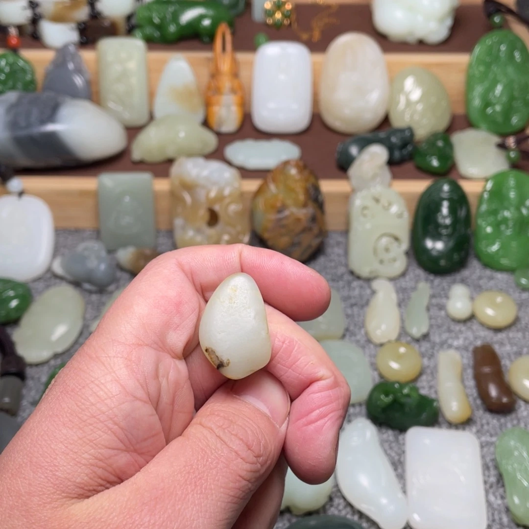 和田玉颈饰未镶嵌鱼****鱼