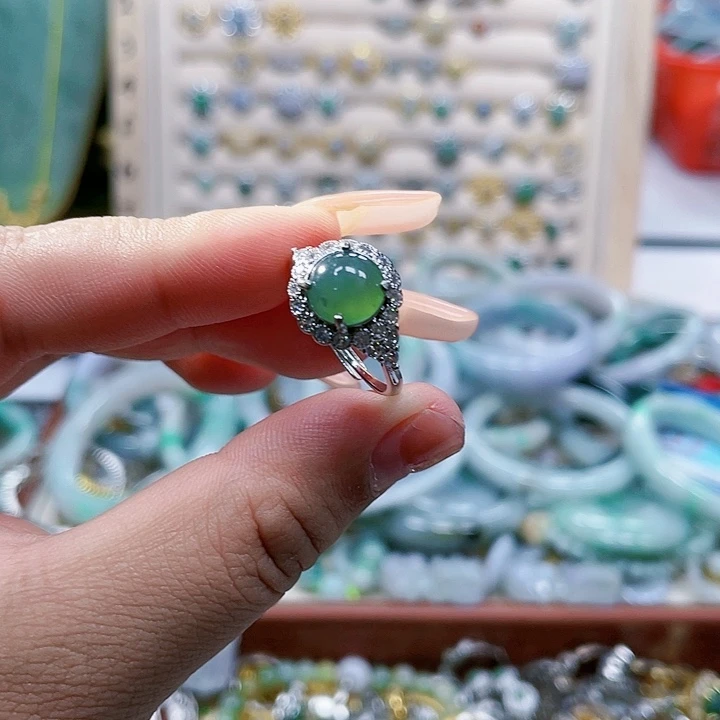 翡翠手镯未镶嵌天然翡翠