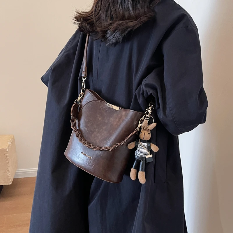 复古小众设计包包女士2025新款高级质感百搭斜挎包爆款手提水桶包