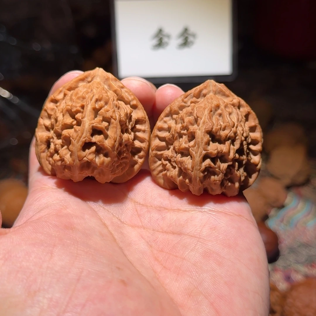 把件核桃1415三角白，尺寸42 42 41