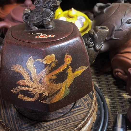 茶壶紫砂原矿泥料手工制作的紫砂壶。