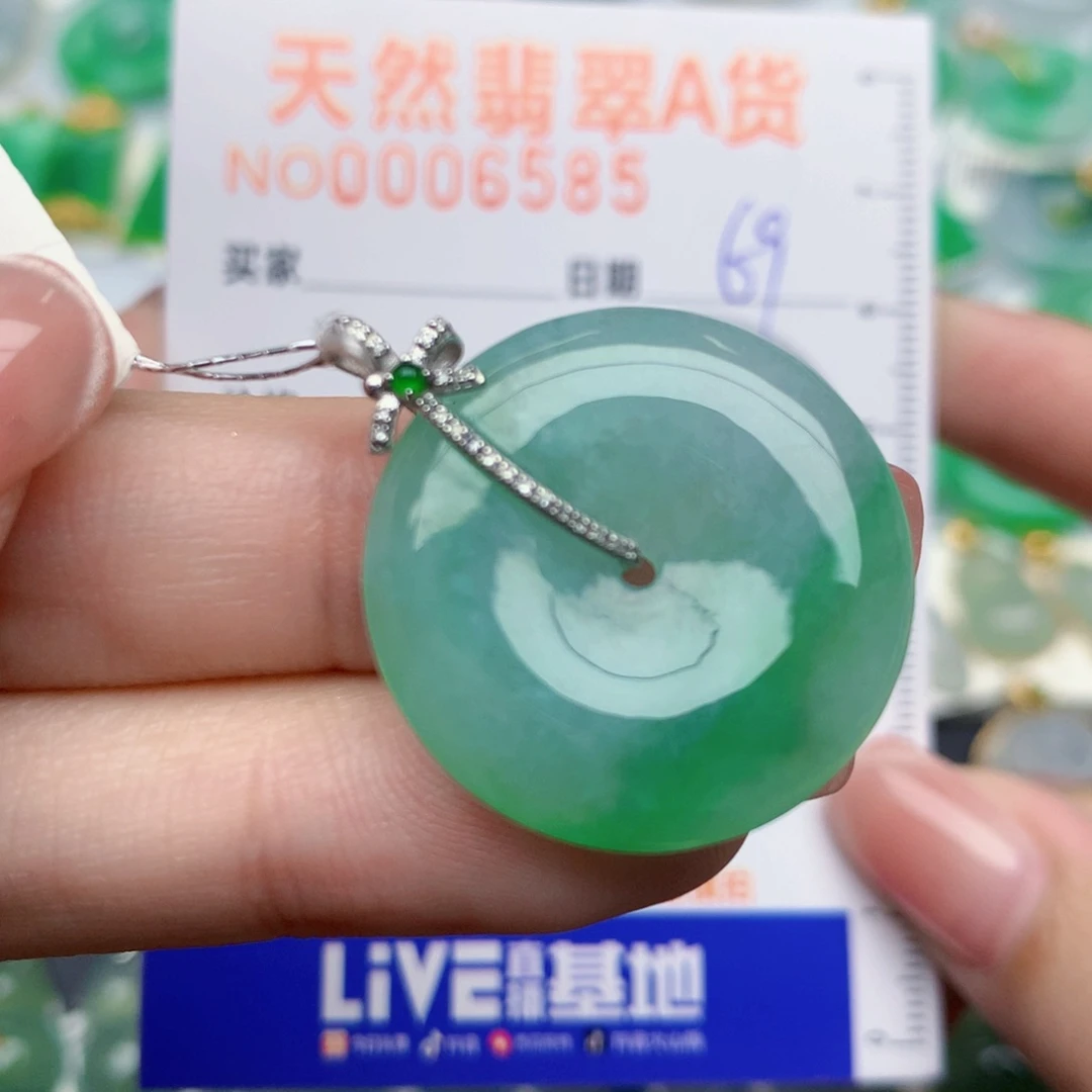 翡翠18K金镶嵌颈饰扣