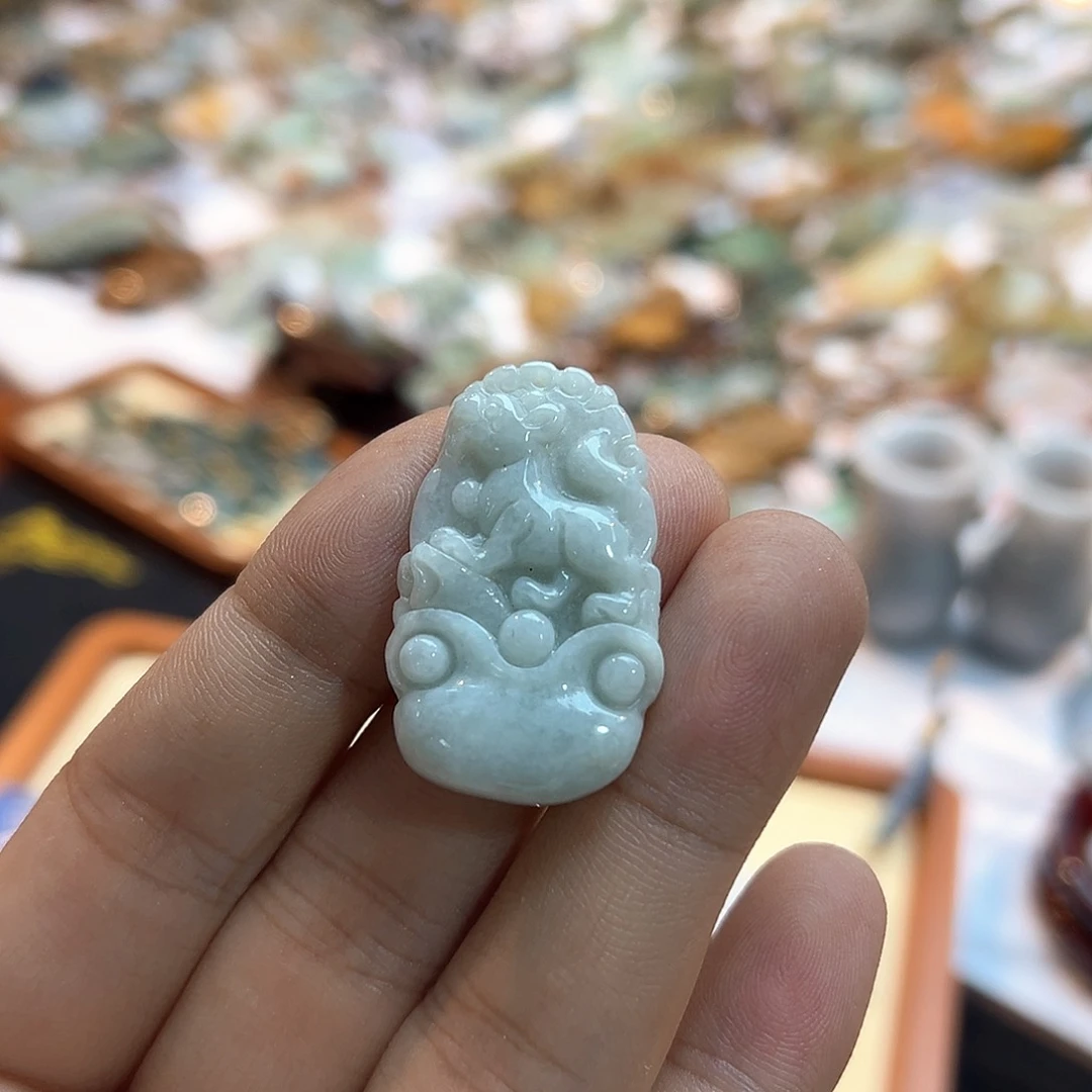 翡翠未镶嵌颈饰挂件