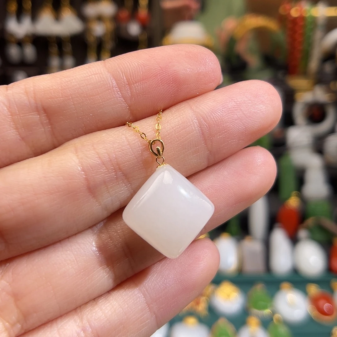 和田玉挂件18K金镶嵌