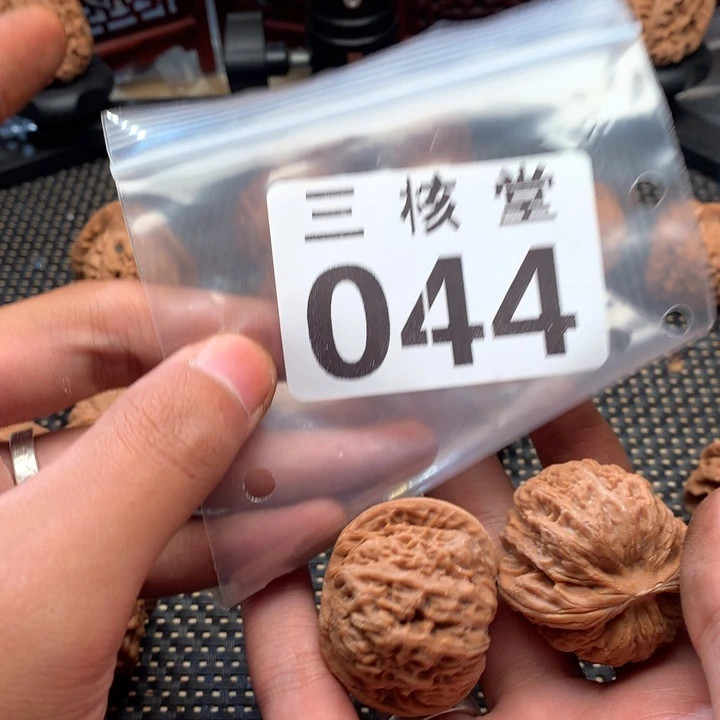 阿***泽吊坠文玩核桃黑马