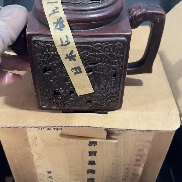 茶壶紫泥原矿泥料手工制作的一把紫砂壶。