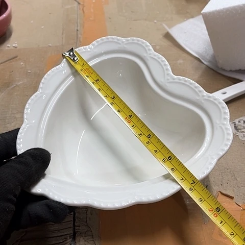 微瑕，不能明火，口径16厘米，高度4.5，2个桃心白色