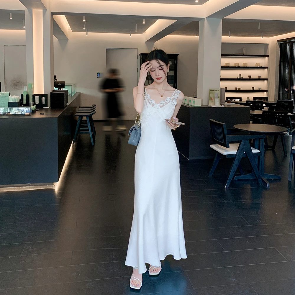 缤菓binguo 蕾丝拼接白色修身醋酸吊带连衣裙女2025初夏新款裙子