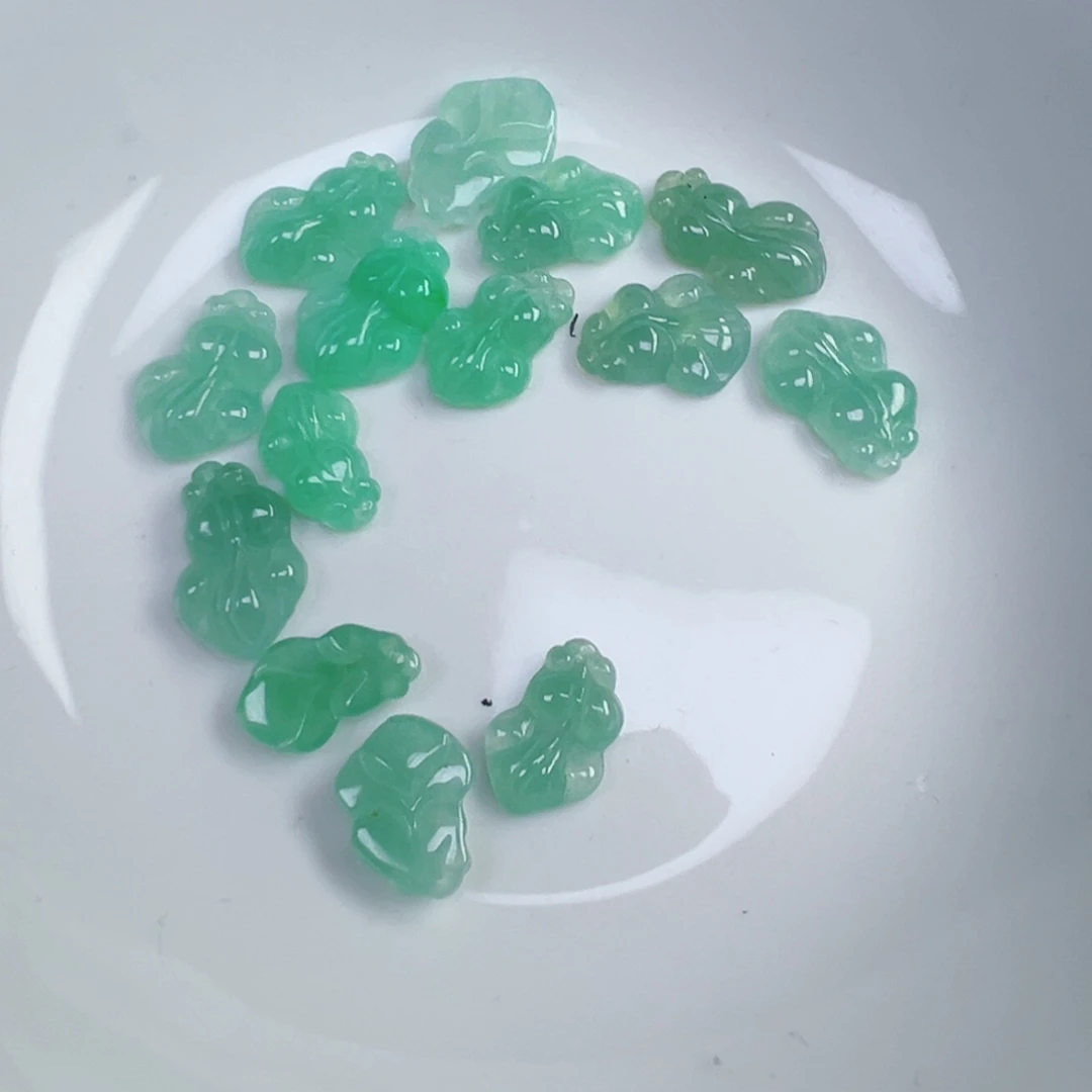 翡翠散珠金鱼一条