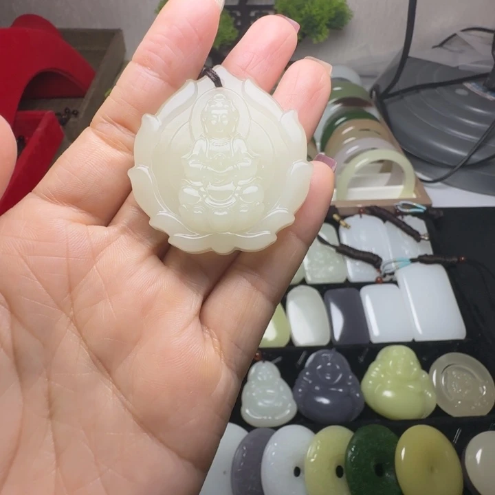 天然新疆和田若羌蜂蜜水观音吊坠