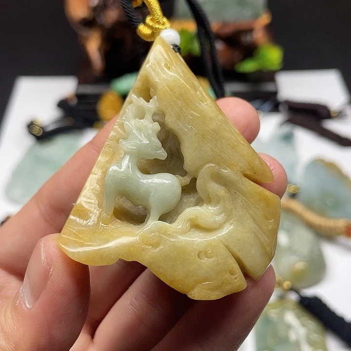 翡翠未镶嵌颈饰鹿牌