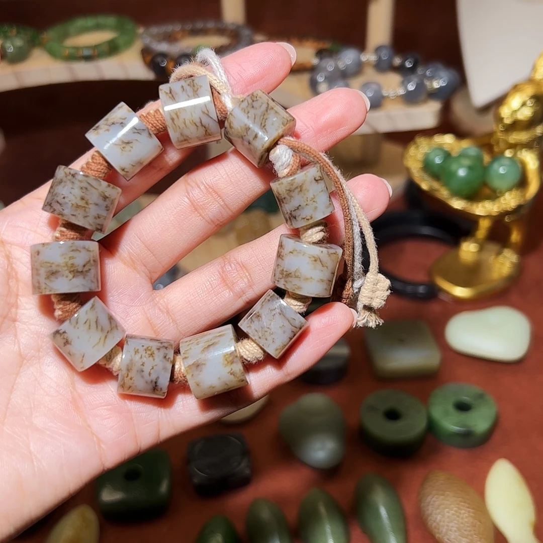 兔***娘和田玉未镶嵌颈饰