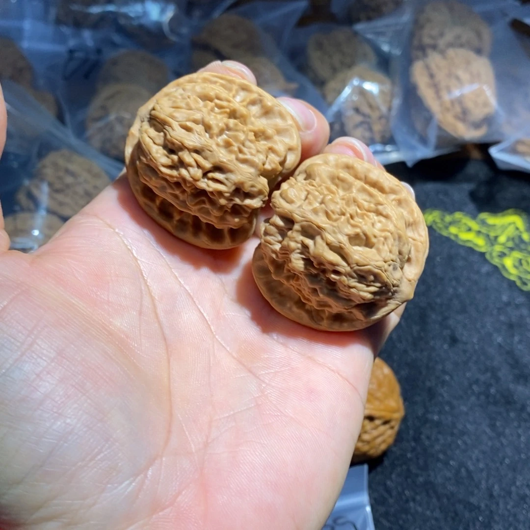 文玩核桃吊坠野狼核桃66