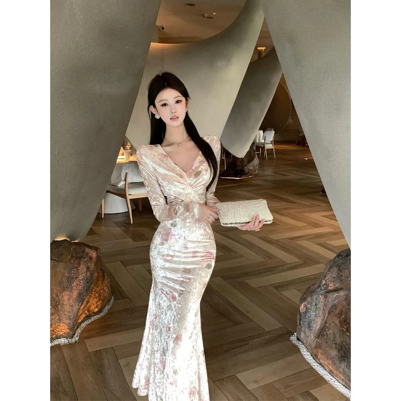 秋冬新款V领印花丝绒交叉修身收腰显瘦打底长连衣裙丝绒甜妹淑女