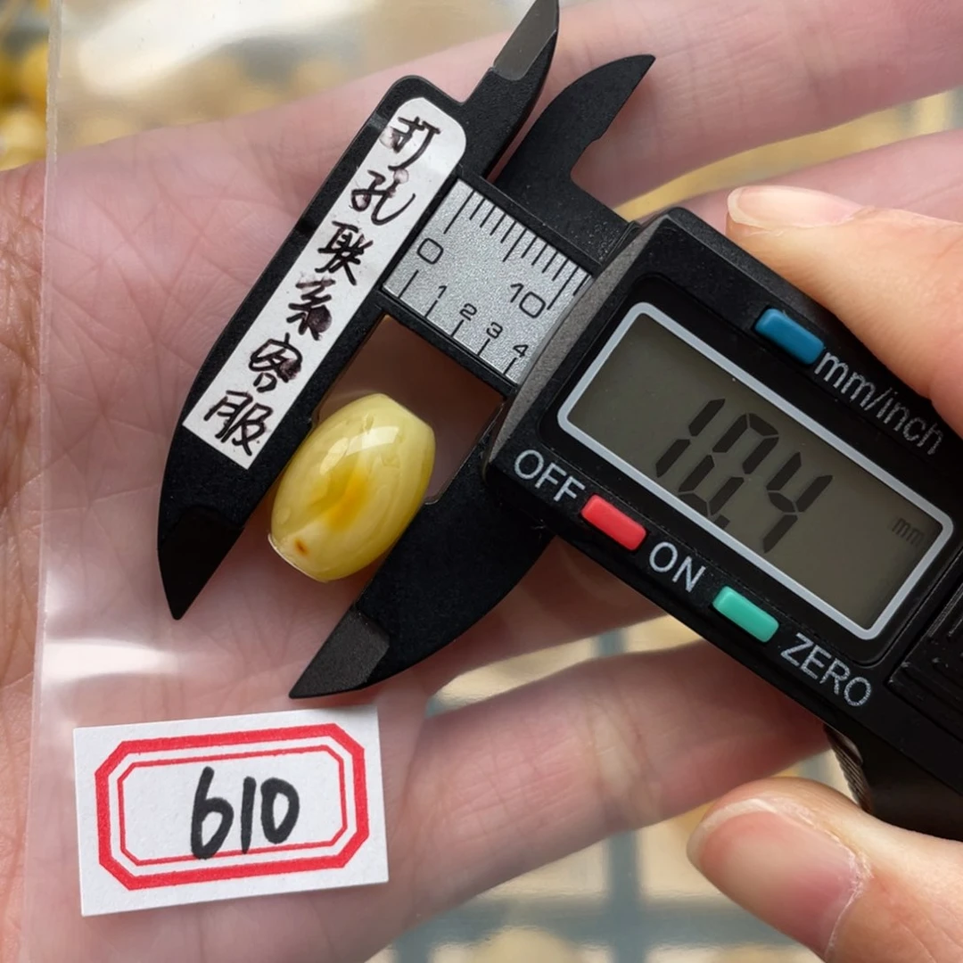 蜜蜡裸石未镶嵌软**兔微瑕