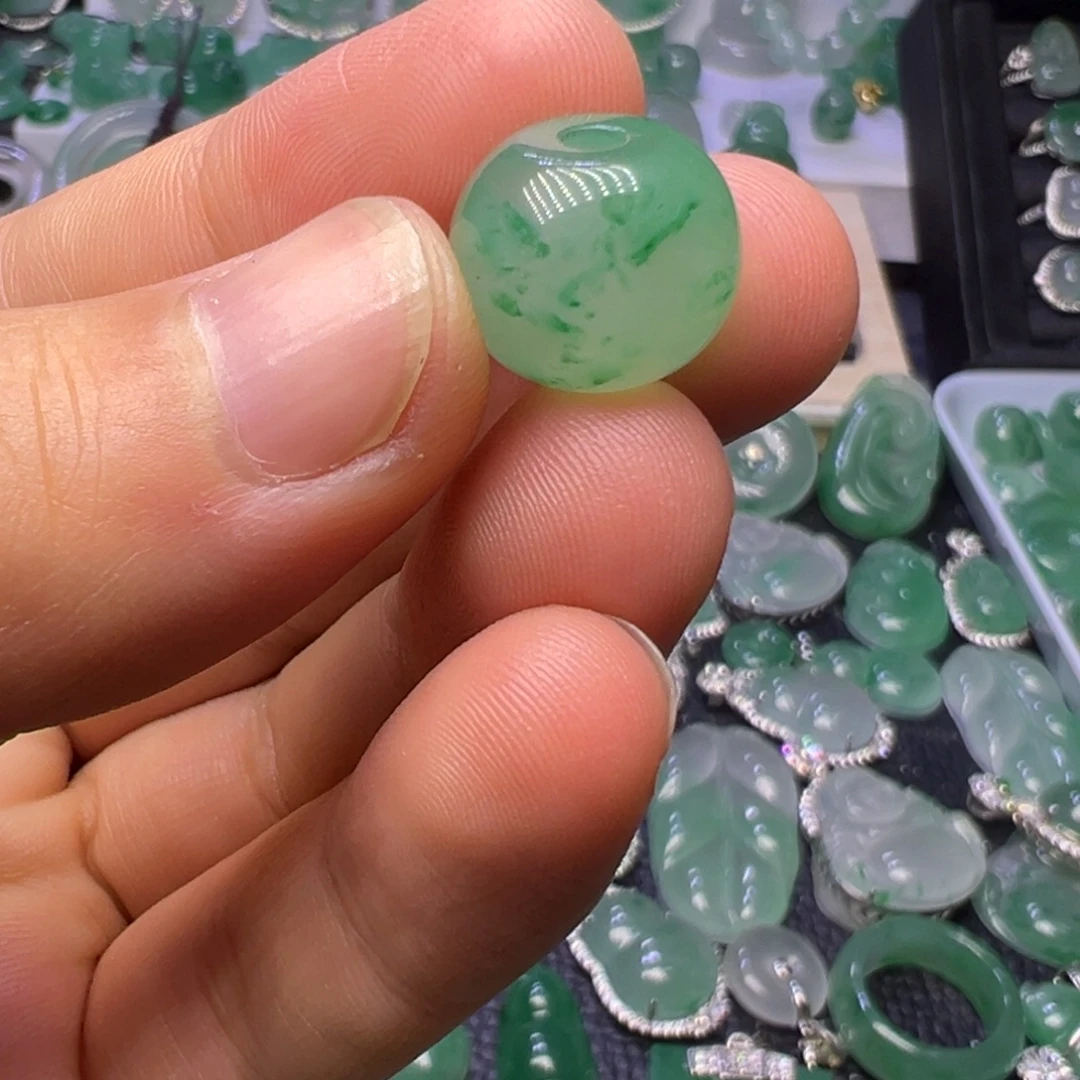 石英质玉（非洲翠）未镶嵌颈饰