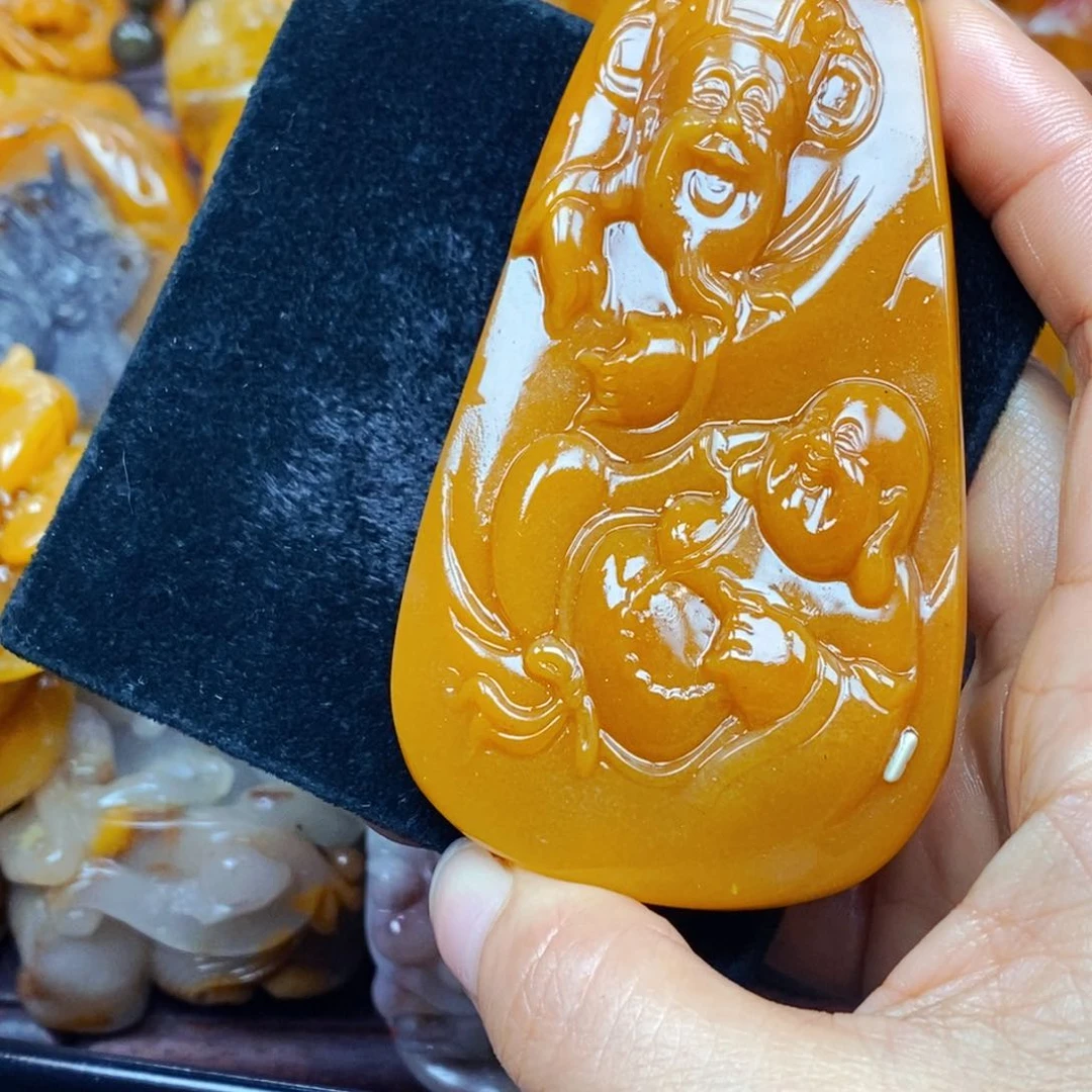 未镶嵌石英质玉（黄龙玉）颈饰