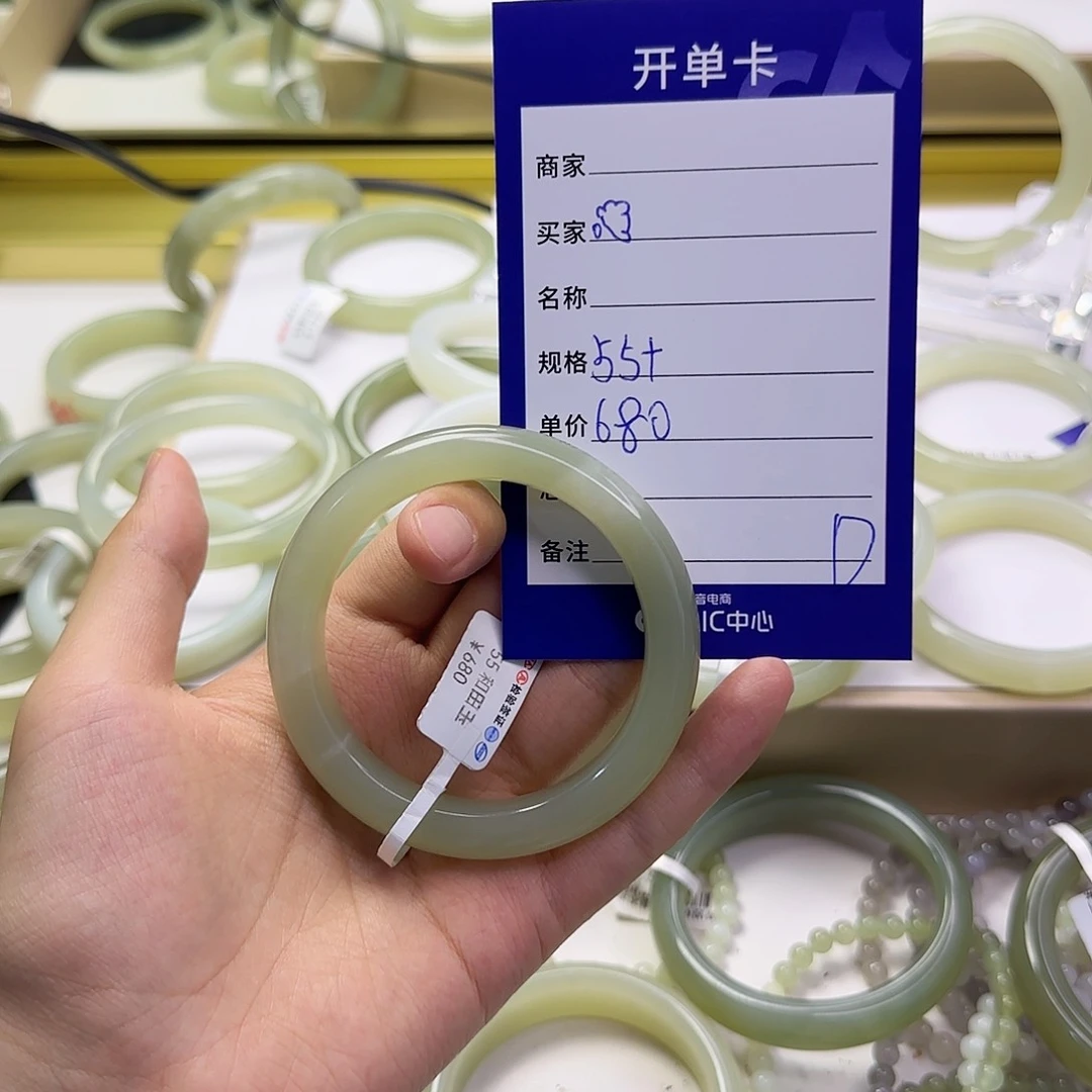 和田玉手镯未镶嵌?