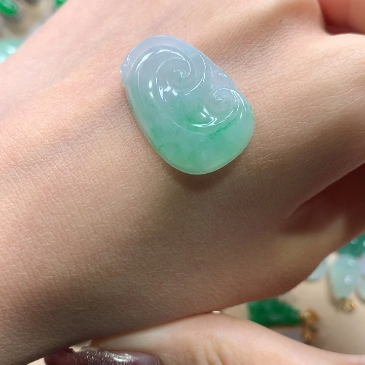 翡翠未镶嵌颈饰如意