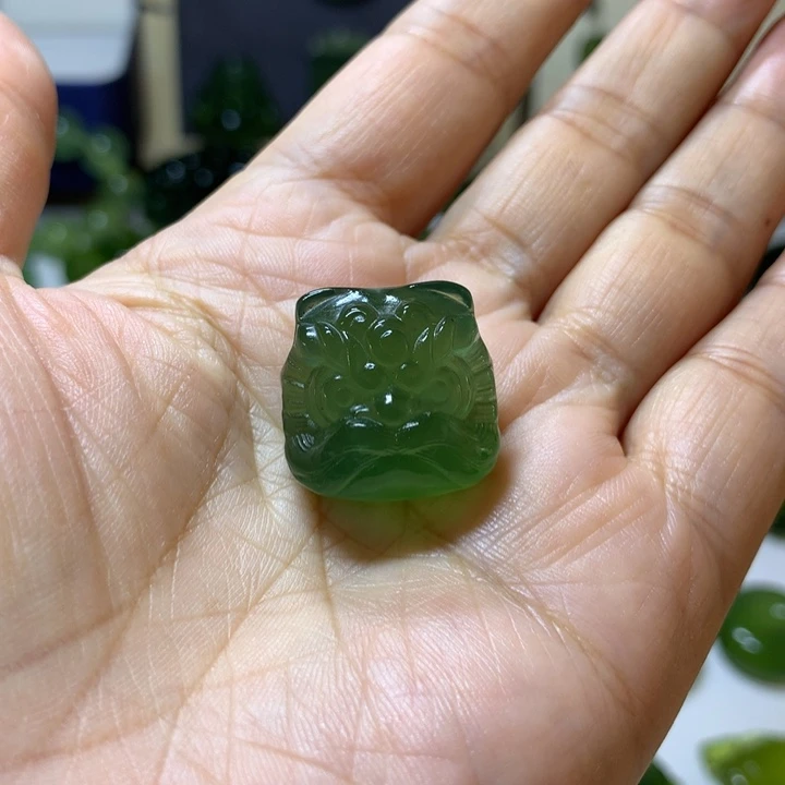 岫玉未镶嵌颈饰吊坠
