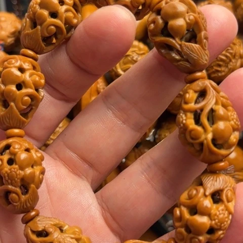 橄榄核雕镂空葫芦