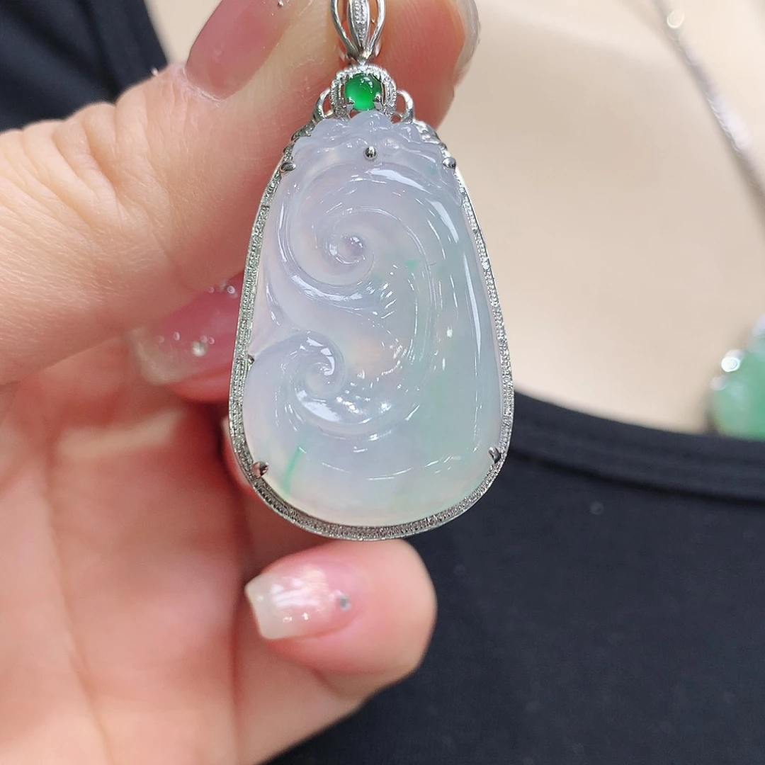 翡翠颈饰18K金镶嵌如意