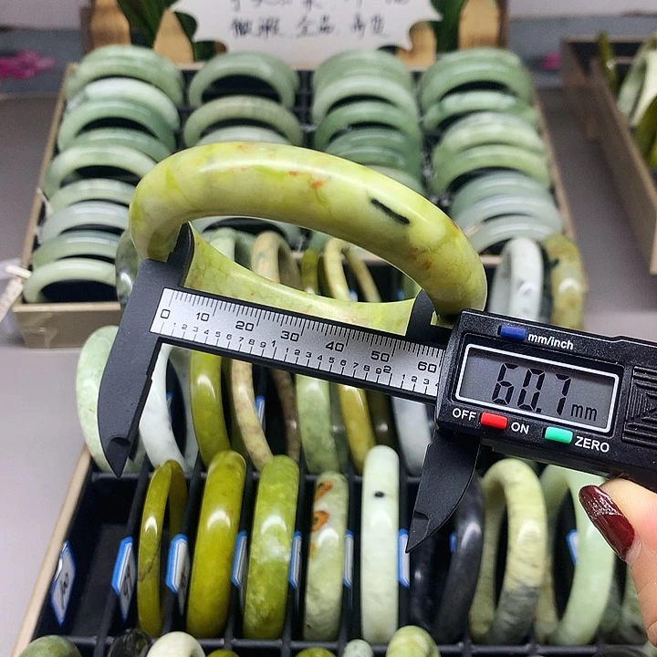 未镶嵌蛇纹石玉手镯100